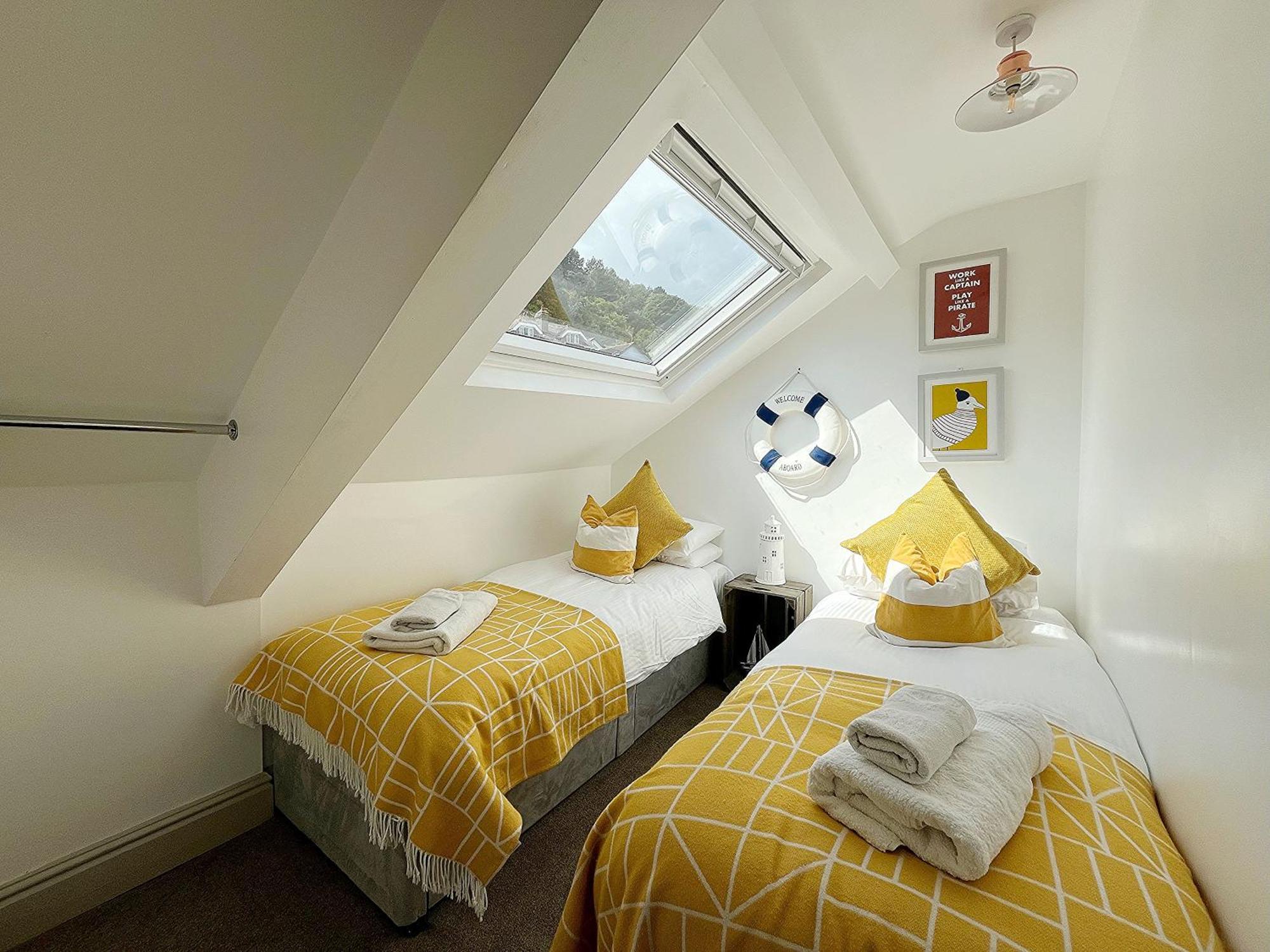 Nancie'S Place - Dartmouth Town Center With Private Parking - A Traditional Georgian Private Duplex Apartment - Beautifully Refurbished - Two Bedrooms, Bathroom, Kitchen And Lounge Diner المظهر الخارجي الصورة