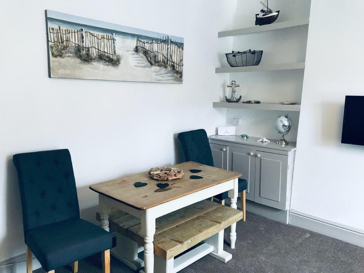 Nancie'S Place - Dartmouth Town Center With Private Parking - A Traditional Georgian Private Duplex Apartment - Beautifully Refurbished - Two Bedrooms, Bathroom, Kitchen And Lounge Diner المظهر الخارجي الصورة